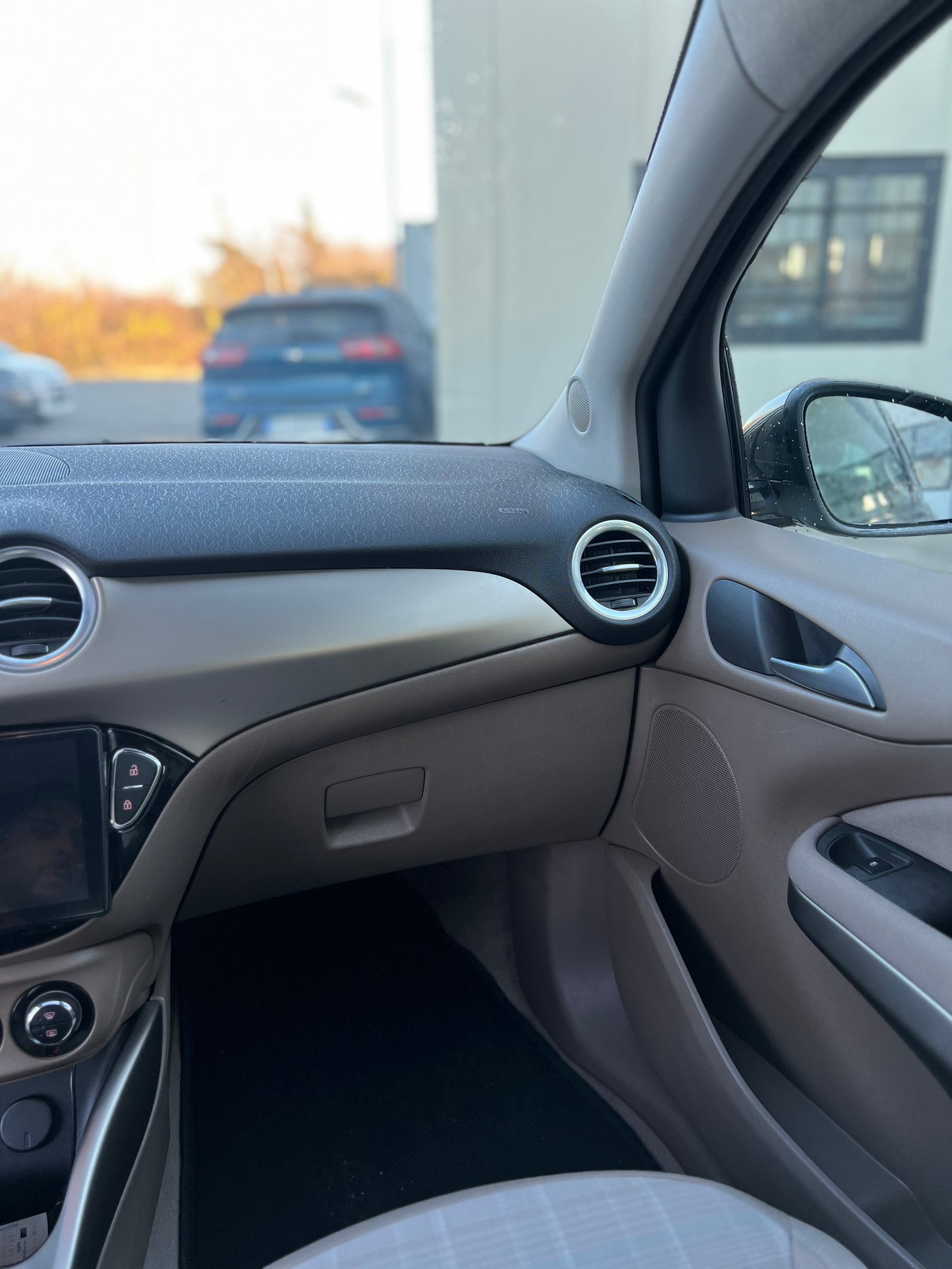 Opel Adam White-black Link